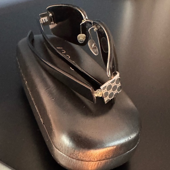 Gucci Black Rimless Rectangular Sunglasses - Picture 2 of 7